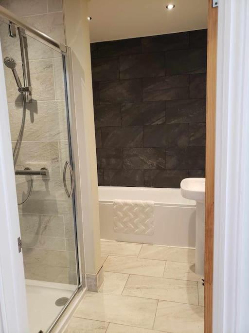 3 Bedroom 3 Bathroom Ground Floor Condo With Veranda Райгейт Екстериор снимка